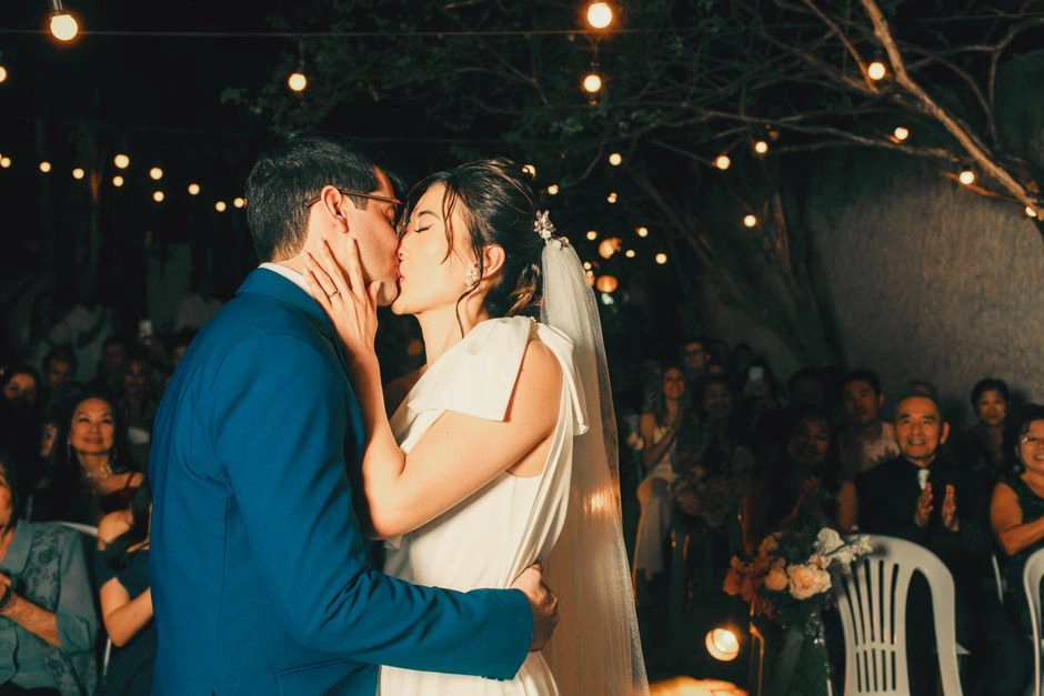 新婚夫妻在戶外婚禮燈飾下甜蜜慶祝