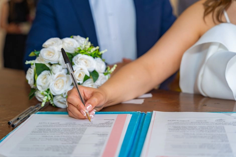 新娘在婚禮儀式中簽署結婚文件，象徵承諾與成家